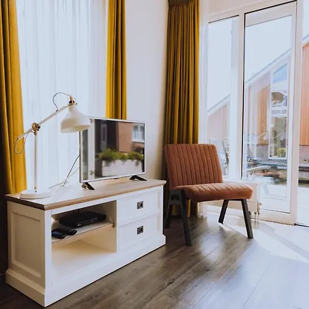 Spacious Lakeside Retreat, Cleaning Included * Uitgeest