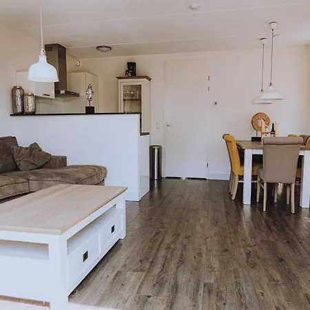 Апартаменты Spacious Lakeside Retreat, Cleaning Included