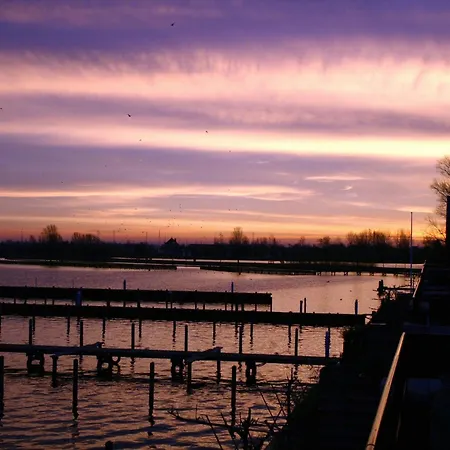 Spacious Lakeside Retreat, Cleaning Included * Uitgeest