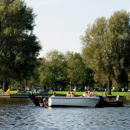 Spacious Lakeside Retreat, Cleaning Included * Uitgeest