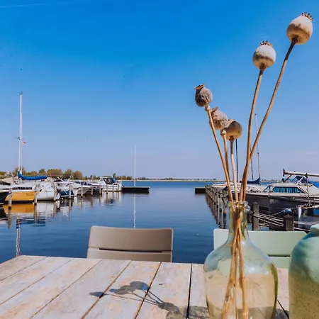 Spacious Lakeside Retreat, Cleaning Included *
